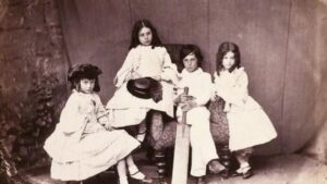 Каким было настоящее детство Алисы Лидделл — прототипа героини из книги Льюиса Кэрролла «Алиса в Стране чудес»
