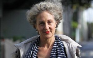 Грустная истина писательницы Элизабет Фаррелли: «Мы не научили детей быть счастливыми»
