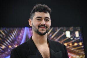 Израиль вышел в финал Евровидения-2026 Ноам Беттан прошел в финал конкурса в Вене несмотря на протесты и выкрики в зале  Видео