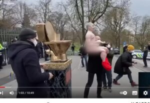 Моль на золотом унитазе с ёршиком выставили в центре города… У ЛАВРОВА ГЛАЗА НА ЛОБ ПОЛЕЗЛИ!  Видео