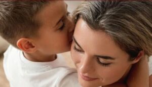 4-летний мальчик рассказал маме, что "папа готовит сюрприз" другой тете