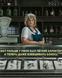 Старушка в супермаркете выкладывает 3 банки с кошачьей едой.