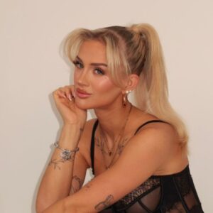 "Ты голая": блогерша пожаловалась, что ее не пустили в самолет — и вызвала жаркие споры