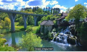 Я нашел сказочную деревню, построенную на водопадах  Видео