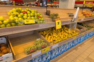 В мире продукты питания дешевеют, в Израиле — дорожают