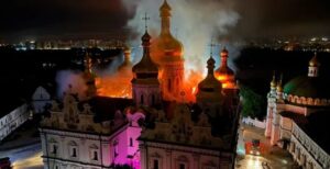 Из-за массированного удара по Киеву горит Лавра, растет число погибших и раненых