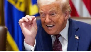 Сначала обрушил рынок пошлинами, затем начал скупать акции — Трампа обвиняют в конфликте интересов