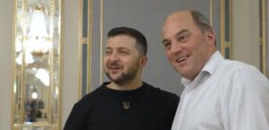 Уоллес приехал к Зеленскому. Заявил, что режим царька в военном плане "на грани коллапса"  /СКР/  Видео