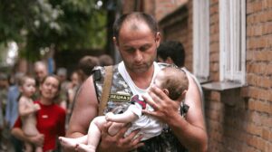 Школьница Беслана пригласила спецназовца, который спас ее 16 лет назад на выпускной