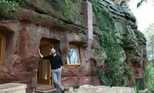 Все смеялись над семьей живущей в пещере. Зашли в гости и прекратили: камень превратили в дворец