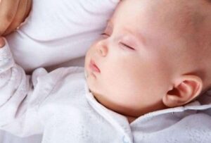 Психологи умоляют родителей: берите ребенка на руки всегда, когда можете