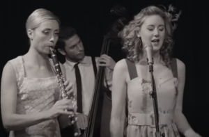 Tu Vuo' Fa' L'Americano — Hetty & the Jazzato Band  Видео