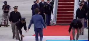 ТРАМП ВСТРЕТИЛ СИ У ТРАПА САМОЛЕТА!  Видео