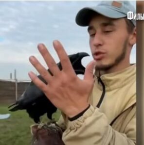 МОЙ ПРИЕМНЫЙ СЫН ВОРОН. Он считает себя человеком. Ну, как я его брошу? Видео