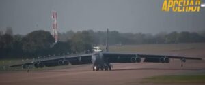 Это ДОБЬЕТ Москву! Гордость США — на охоте. Вся РФ в УЖАСЕ от B-52: обзор на бомбардировщик.  Видео